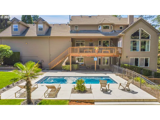 $1,000,000 | 2672 Southeast Vista Way, Gresham, OR 97080