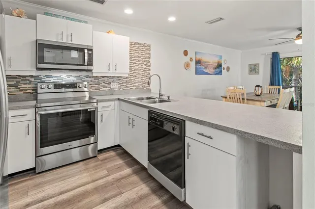 a view of entryway with a hall