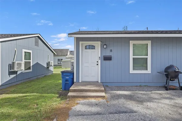 a front view of house with yard