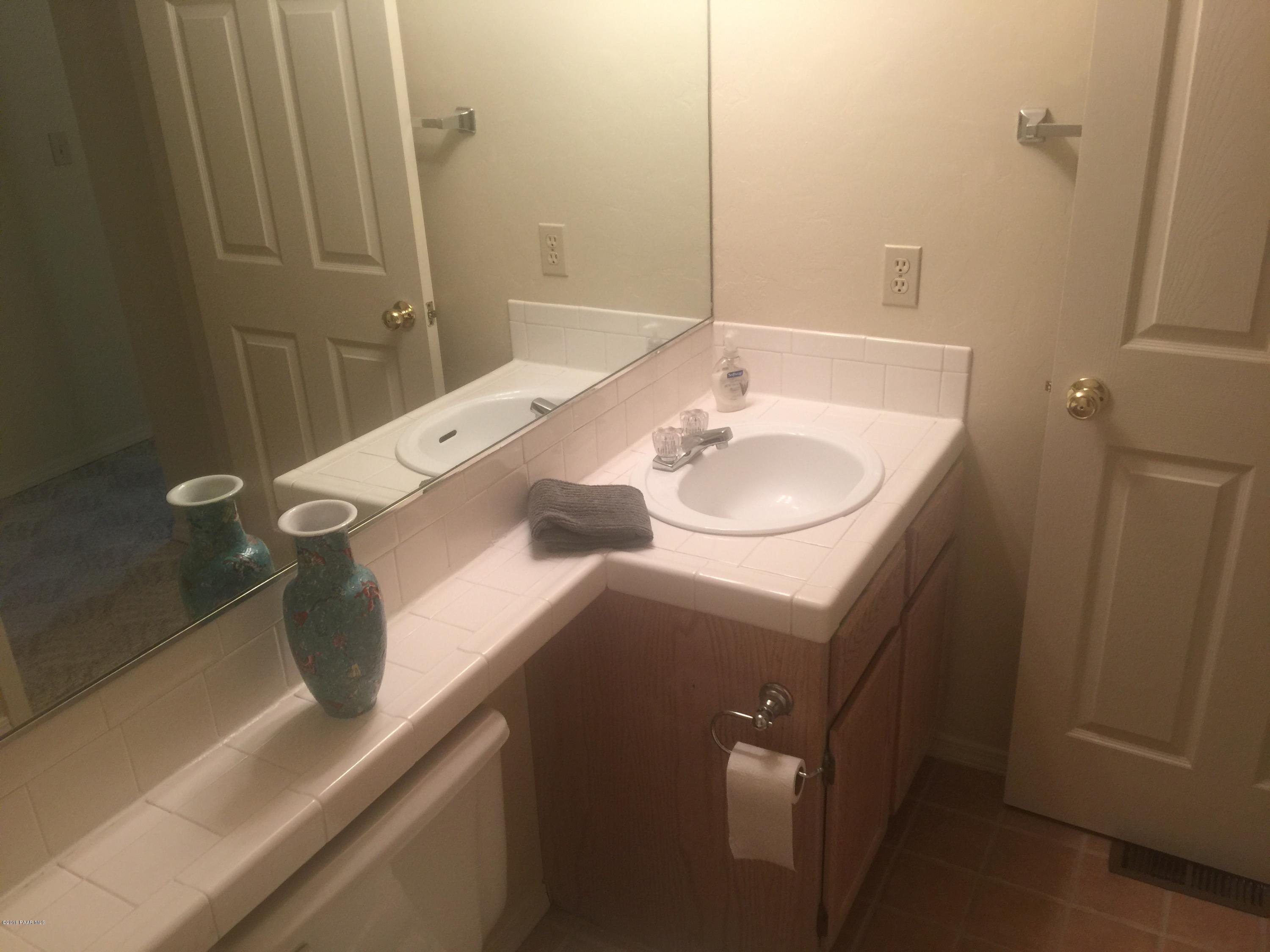 901 Old Stage Road, Unit 6D Prescott, AZ 86303 - Photo 19 of 33 Guest Bathroom