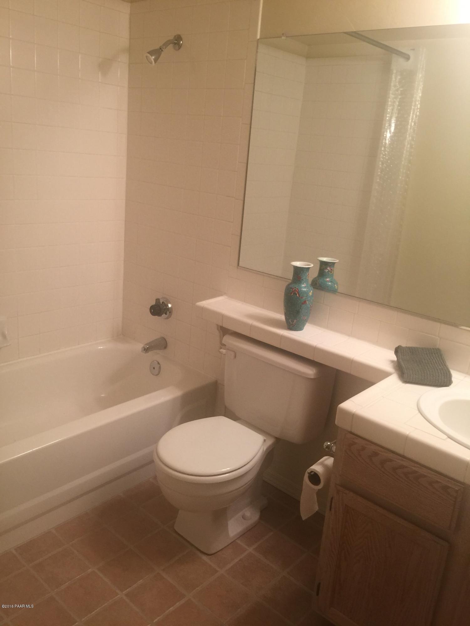 901 Old Stage Road, Unit 6D Prescott, AZ 86303 - Photo 20 of 33 Guest Bathroom