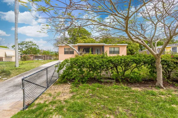 $359,999 | 131 Ficus Tree Drive, Lantana, FL 33462