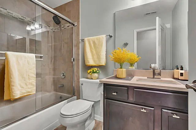 $489,900 | 843 Lexington Circle East, Des Plaines, IL 60016