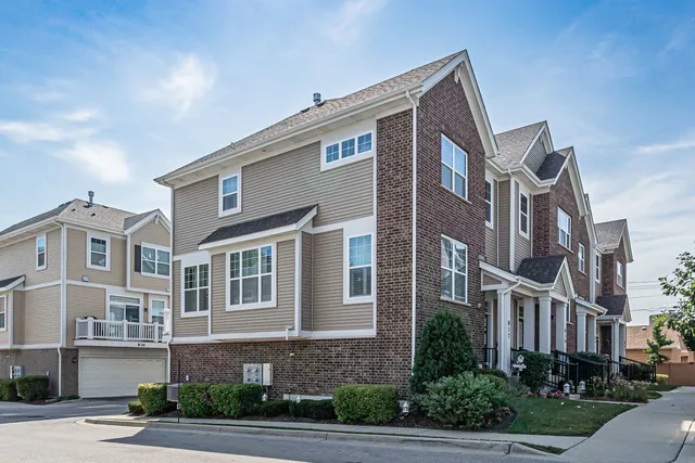 $489,900 | 843 Lexington Circle East, Des Plaines, IL 60016