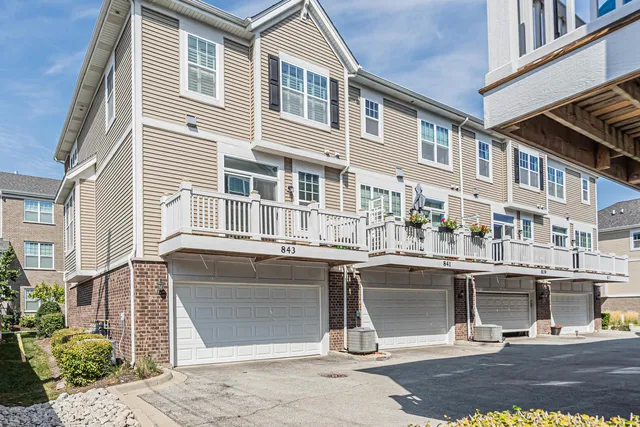 $489,900 | 843 Lexington Circle East, Des Plaines, IL 60016