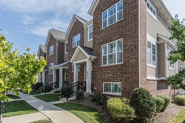 $489,900 | 843 Lexington Circle East, Des Plaines, IL 60016