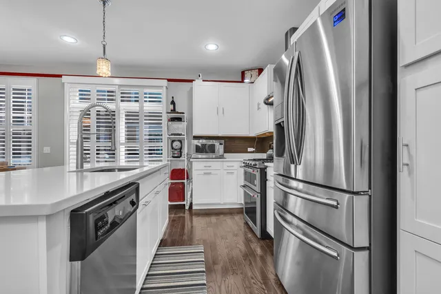 $489,900 | 843 Lexington Circle East, Des Plaines, IL 60016