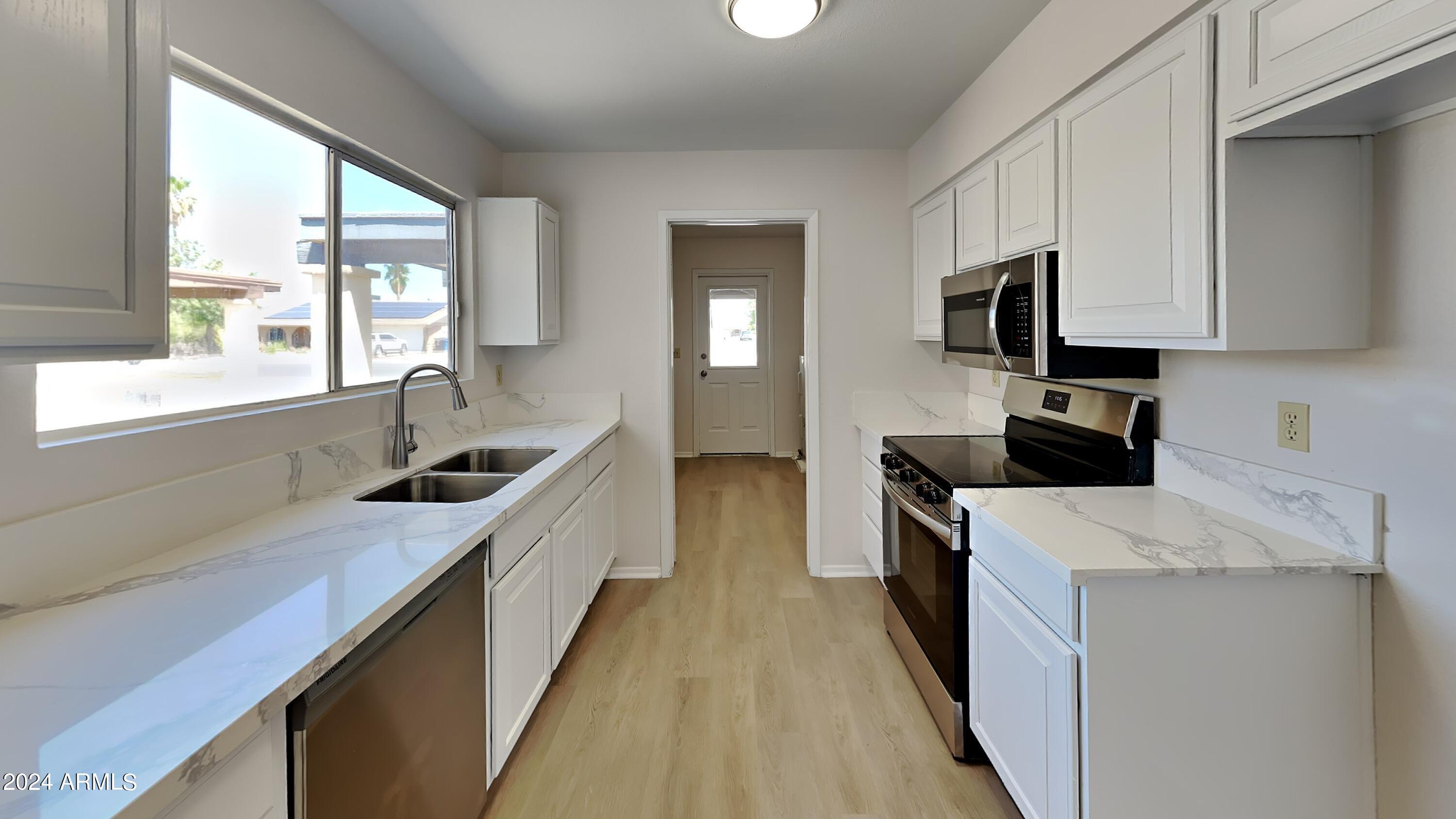 3013 West Hearn Road Phoenix, AZ 85053 - Photo 3 of 13 2_Image_NwegJxVS3K
