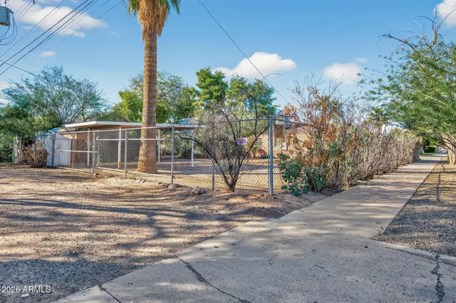 $2,250 | 901 West Willetta Street, Phoenix, AZ 85007