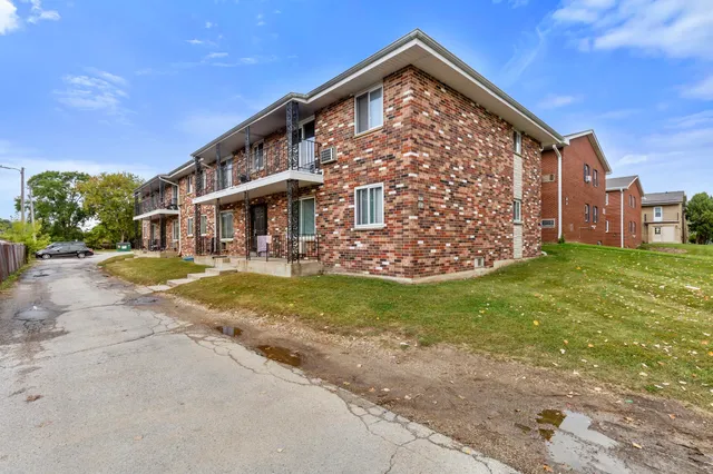 $845,000 | 7871 North 60th Street, Unit 7873, Milwaukee, WI 53223