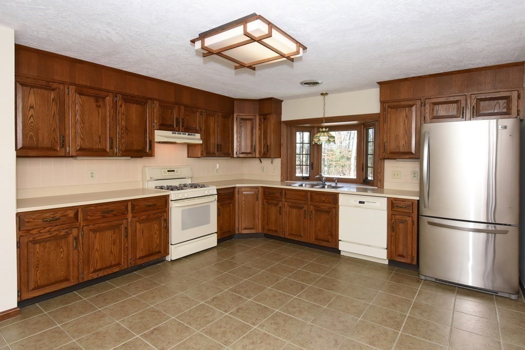 17 Charina Road Northborough, MA 01532 - Photo 4 of 30 Gallery Image 4