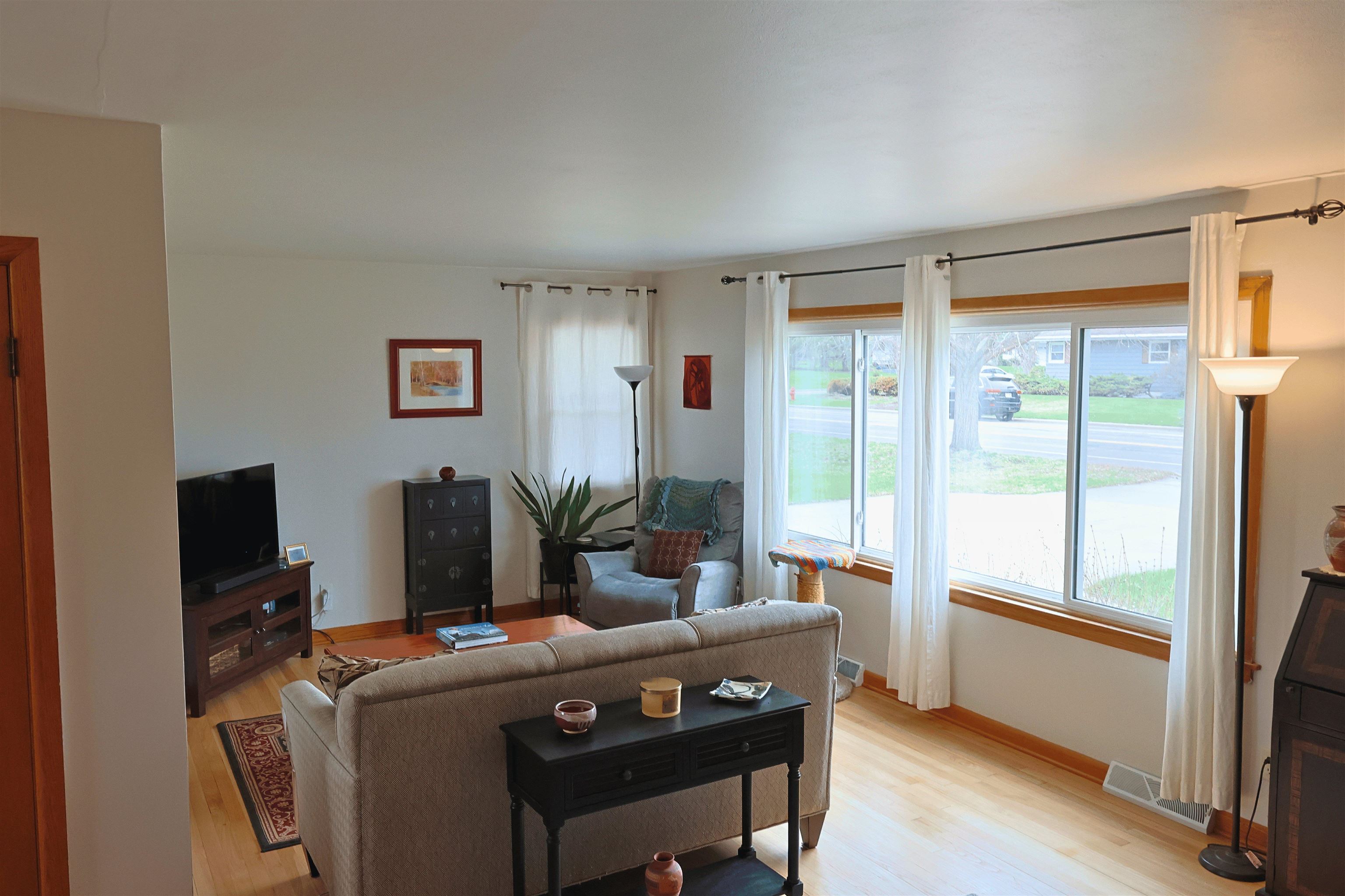 402 Frost Woods Road Monona, WI 53716 - Photo 5 of 24