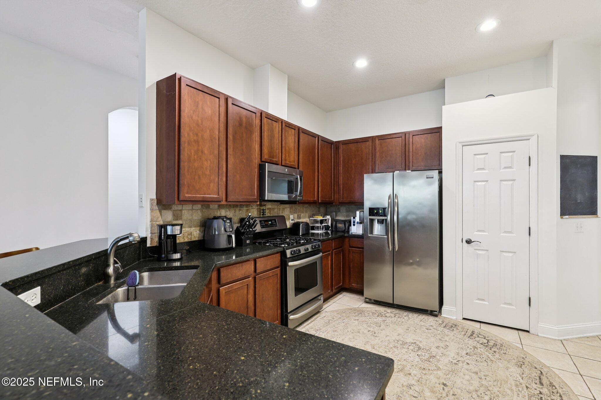 333 Stokes Creek Drive St. Augustine, FL 32095 - Photo 18 of 68 Kitchen & Pantry