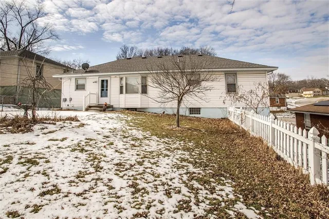 $267,500 | 4005 South Coachman Drive, Independence, MO 64055