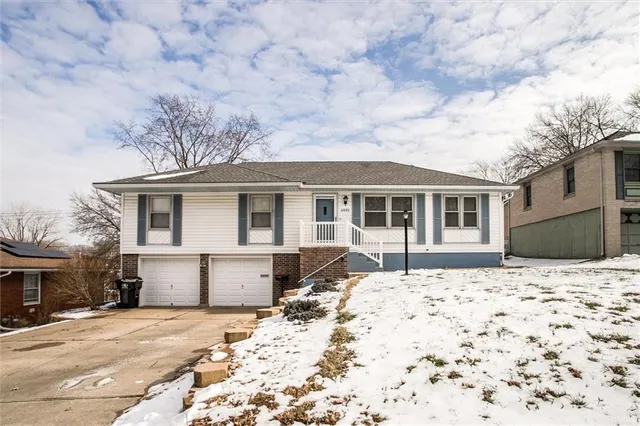 $267,500 | 4005 South Coachman Drive, Independence, MO 64055