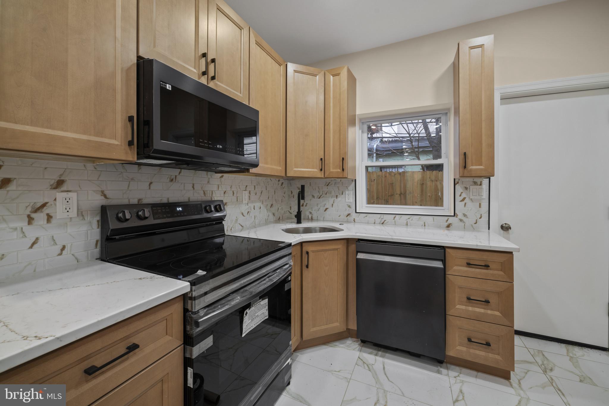 1813 Dudley Street Philadelphia, PA 19145 - Photo 4 of 20 Modern kitchen
