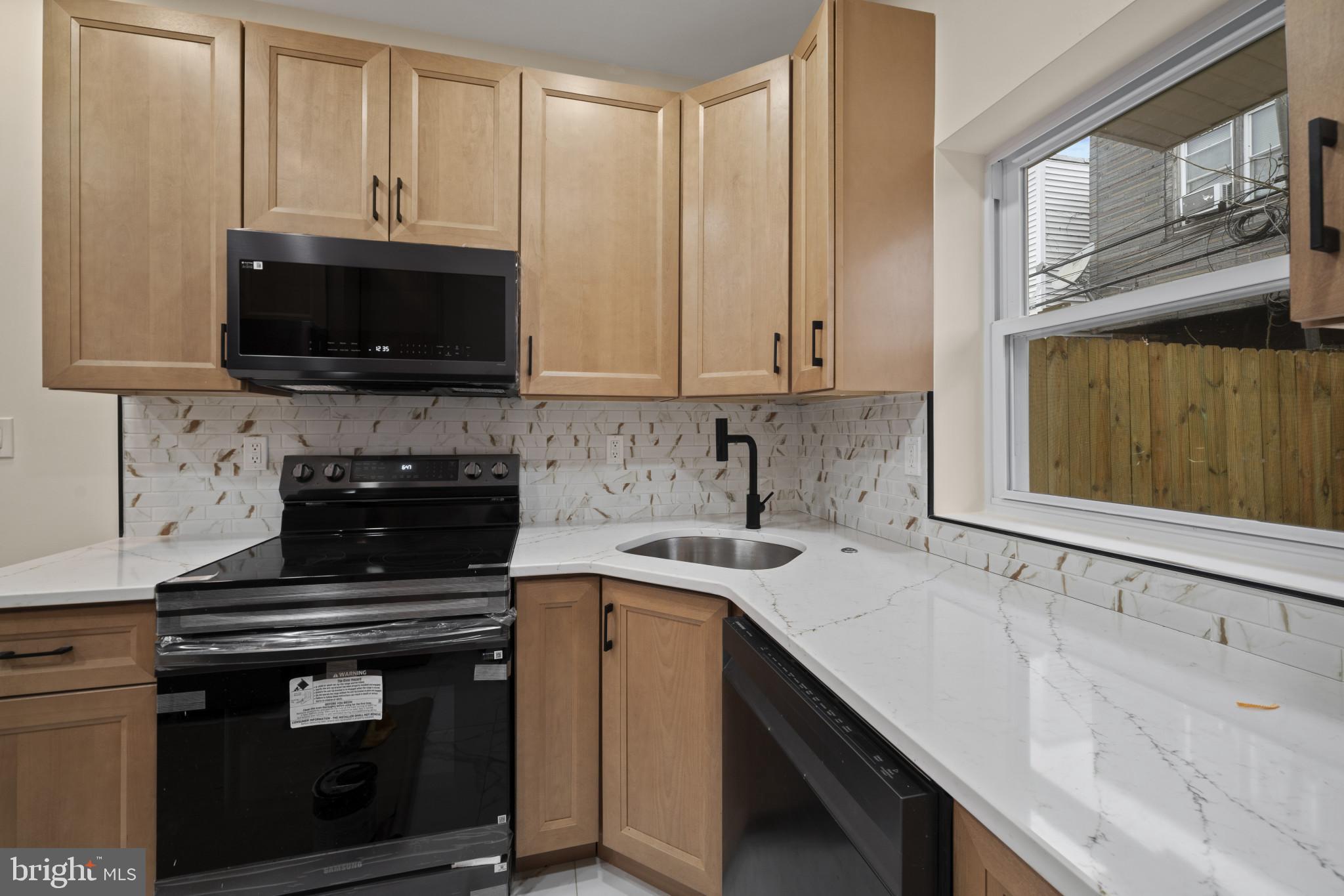 1813 Dudley Street Philadelphia, PA 19145 - Photo 5 of 20 Luxury appliances