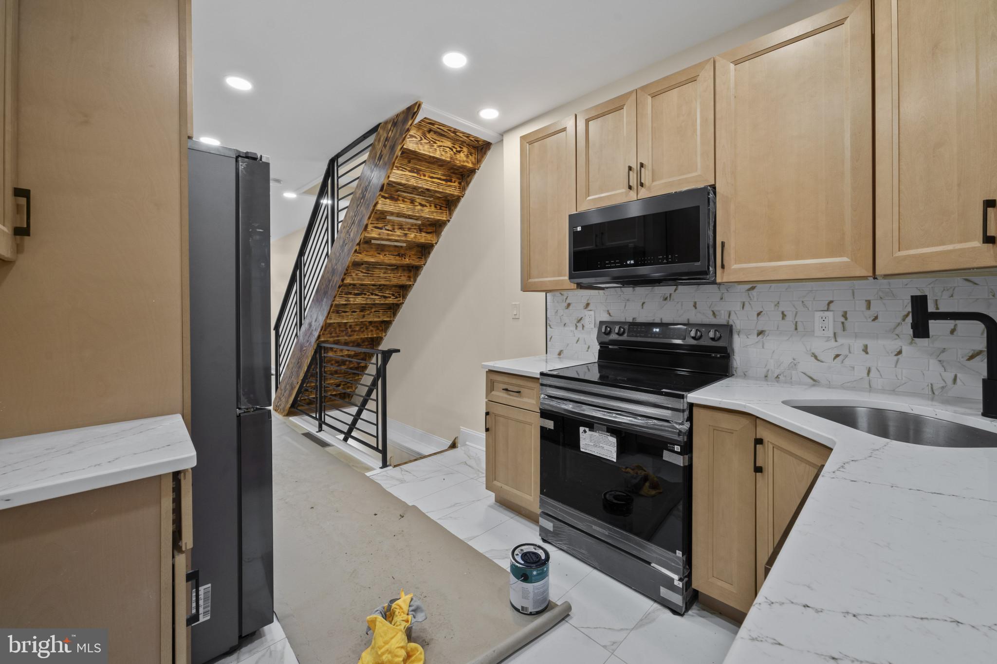 1813 Dudley Street Philadelphia, PA 19145 - Photo 6 of 20 Functional flow kitchen