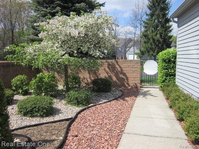 23031 Farmington Road, Unit 37 Farmington, MI 48336 - Photo 25 of 25 nicely landscaped.JPG