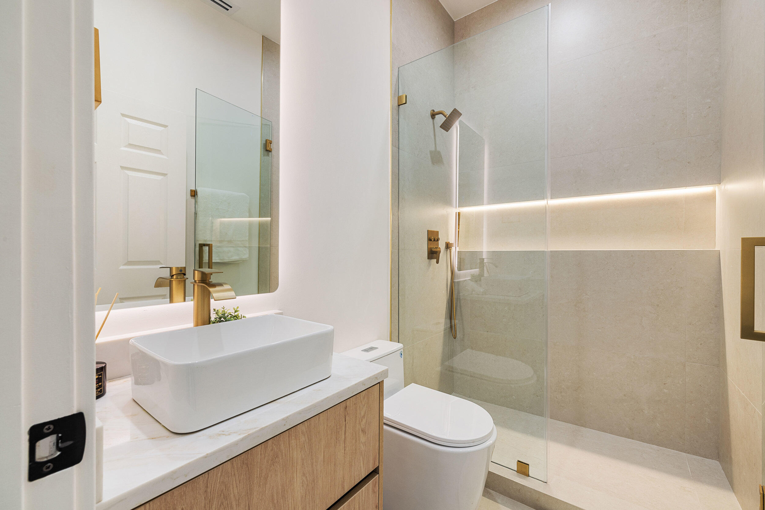 1740 Southwest 2nd Avenue Boca Raton, FL 33432 - Photo 30 of 38 Guest Bathroom