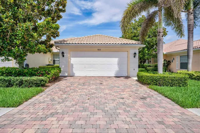 a view of a pathway with a house