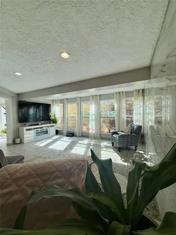 a view of entryway and kitchen