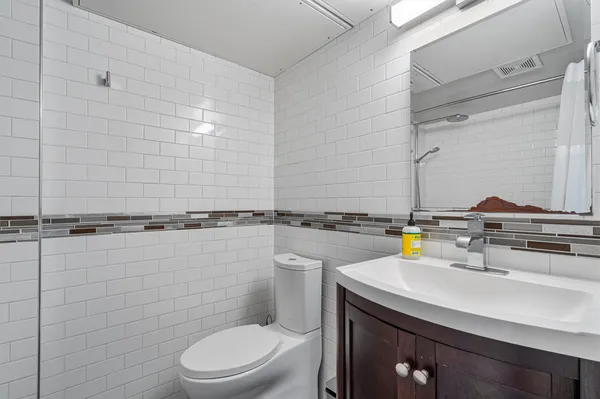 $2,100 | 3110 Red River Street, Unit C304, Austin, TX 78705