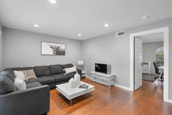 $2,100 | 3110 Red River Street, Unit C304, Austin, TX 78705