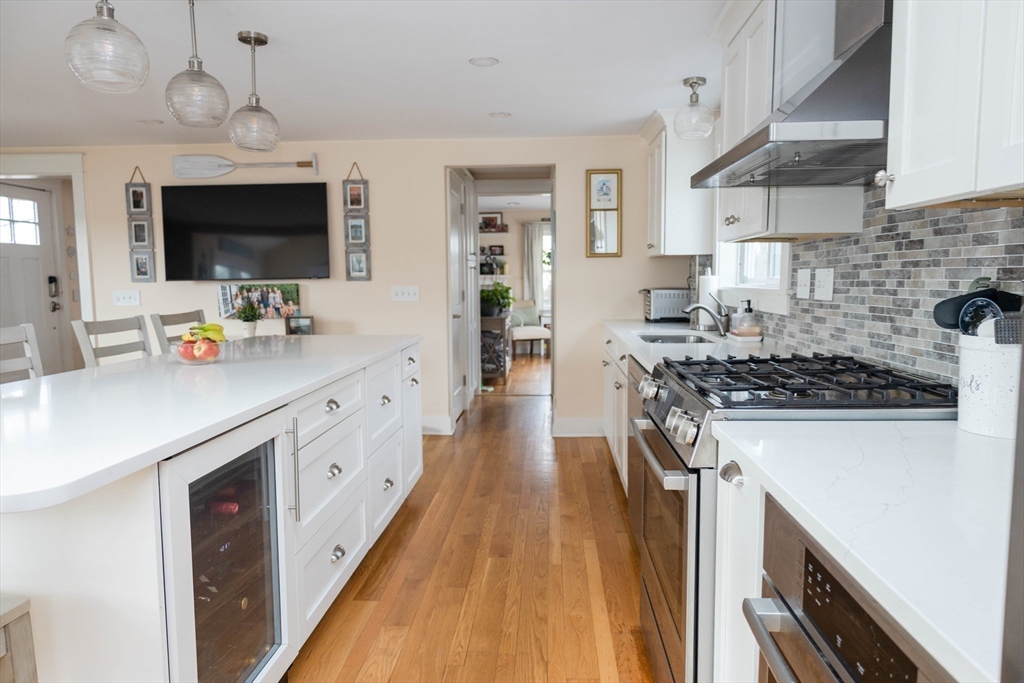 149 Reservoir Road Quincy, MA 02170 - Photo 4 of 29