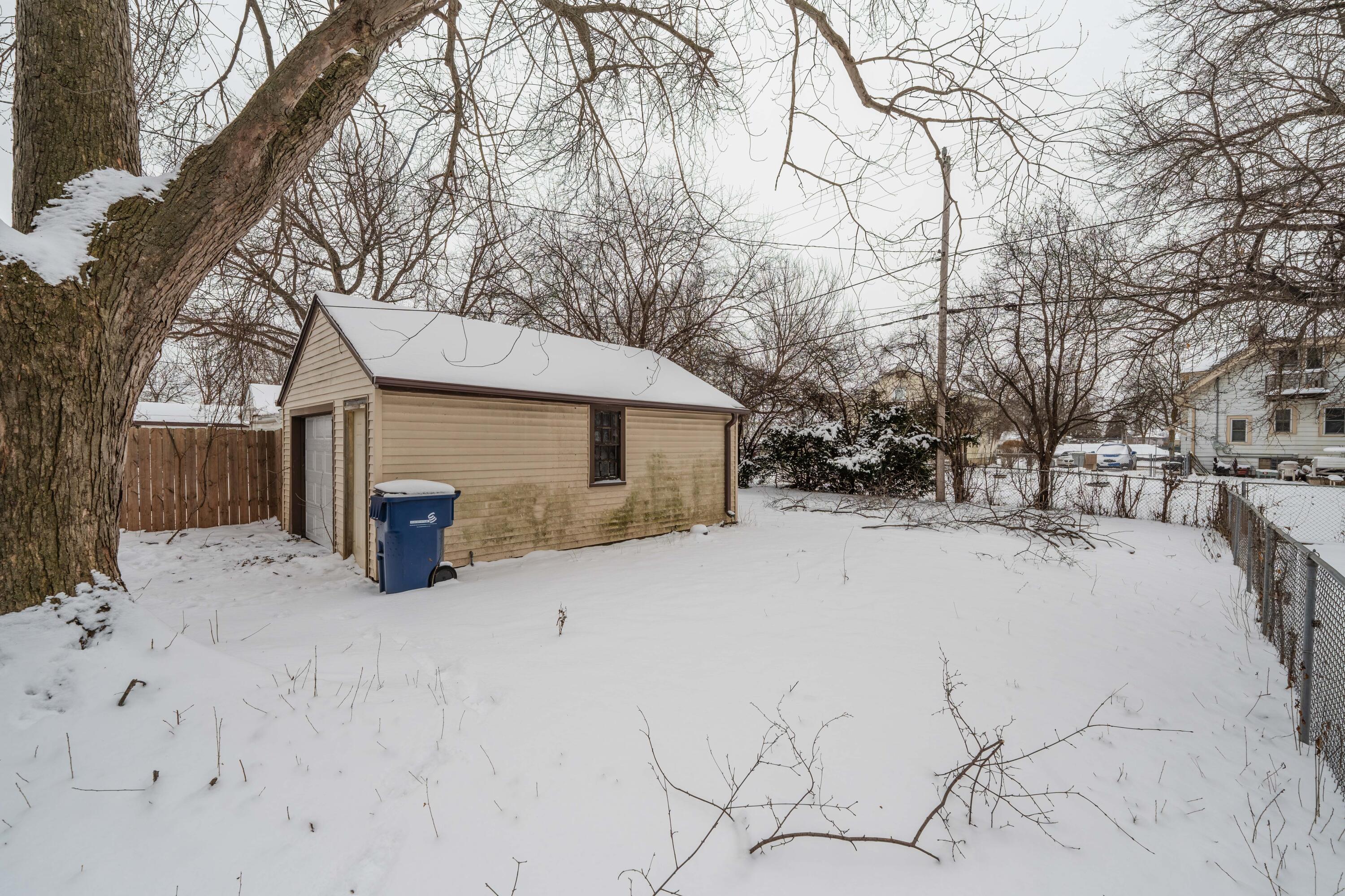 5657 North 40th Street Milwaukee, WI 53209 - Photo 27 of 27 Backyard and garage