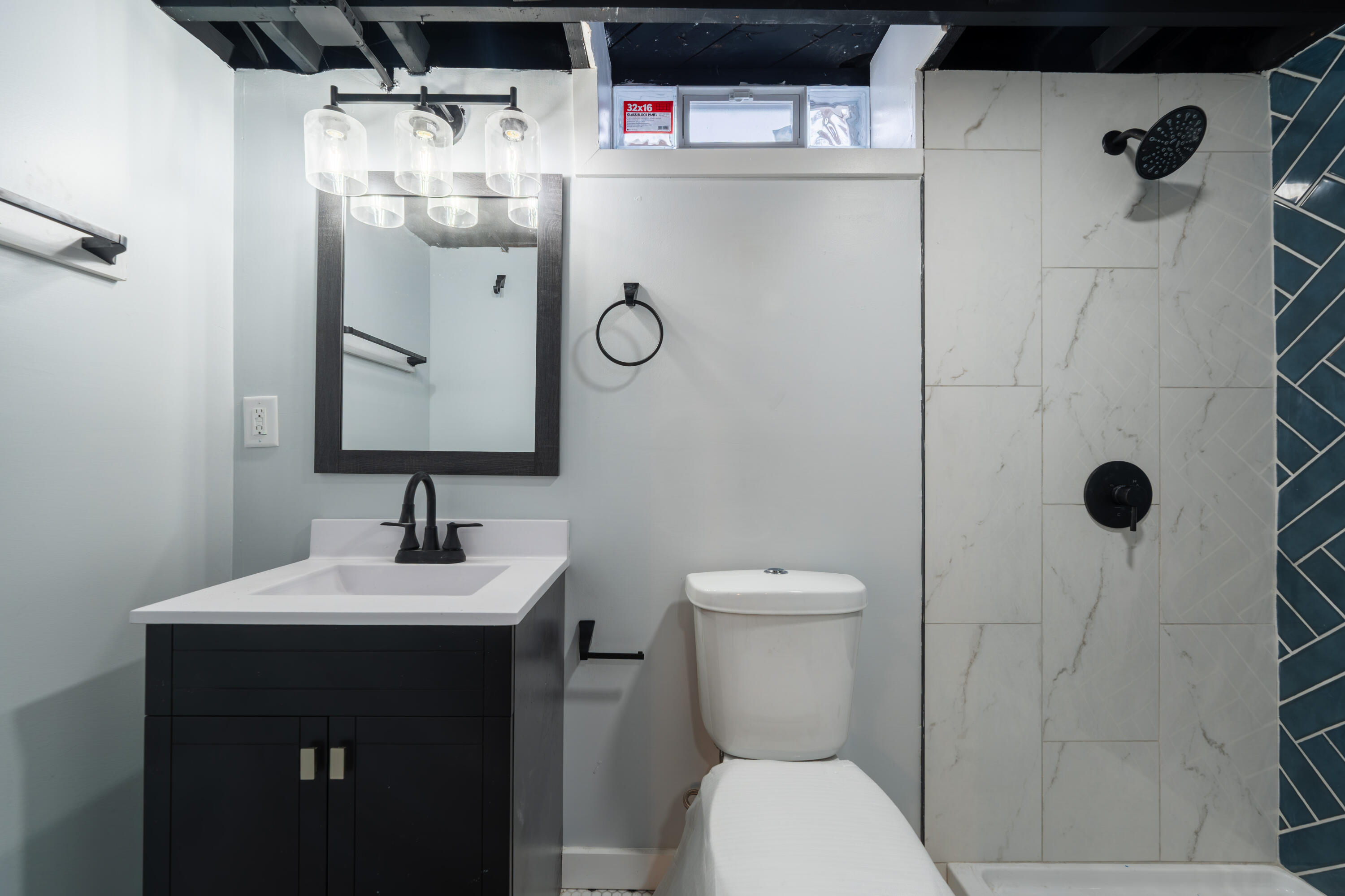 5657 North 40th Street Milwaukee, WI 53209 - Photo 3 of 27 Lower Bath