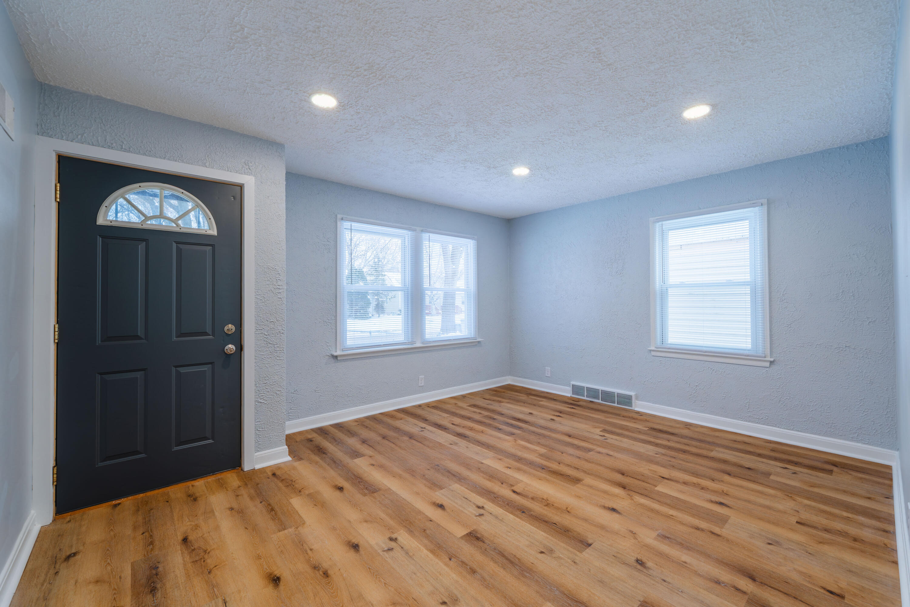 5657 North 40th Street Milwaukee, WI 53209 - Photo 5 of 27 Living Room