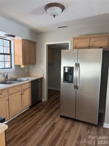 $1,950 | 1653 20th Ave Court Northeast, Hickory, NC 28601