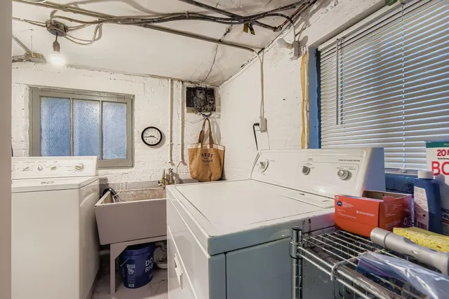 $2,300 | 6712 North Maplewood Avenue, Unit 1, Chicago, IL 60645