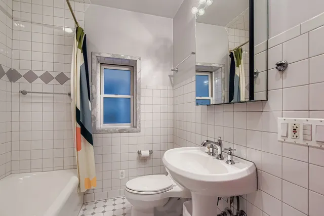 $2,300 | 6712 North Maplewood Avenue, Unit 1, Chicago, IL 60645