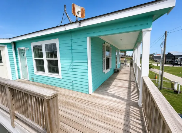 $280,000 | 906 Moms Road, Port Bolivar, TX 77650