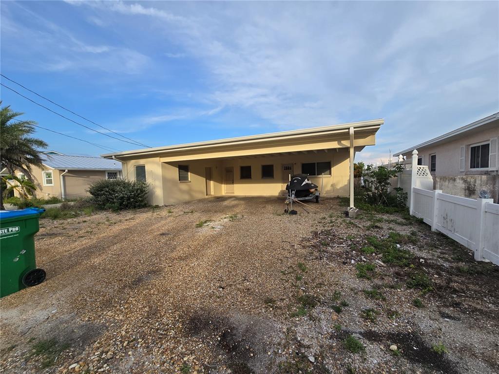 a view of a house with backyard