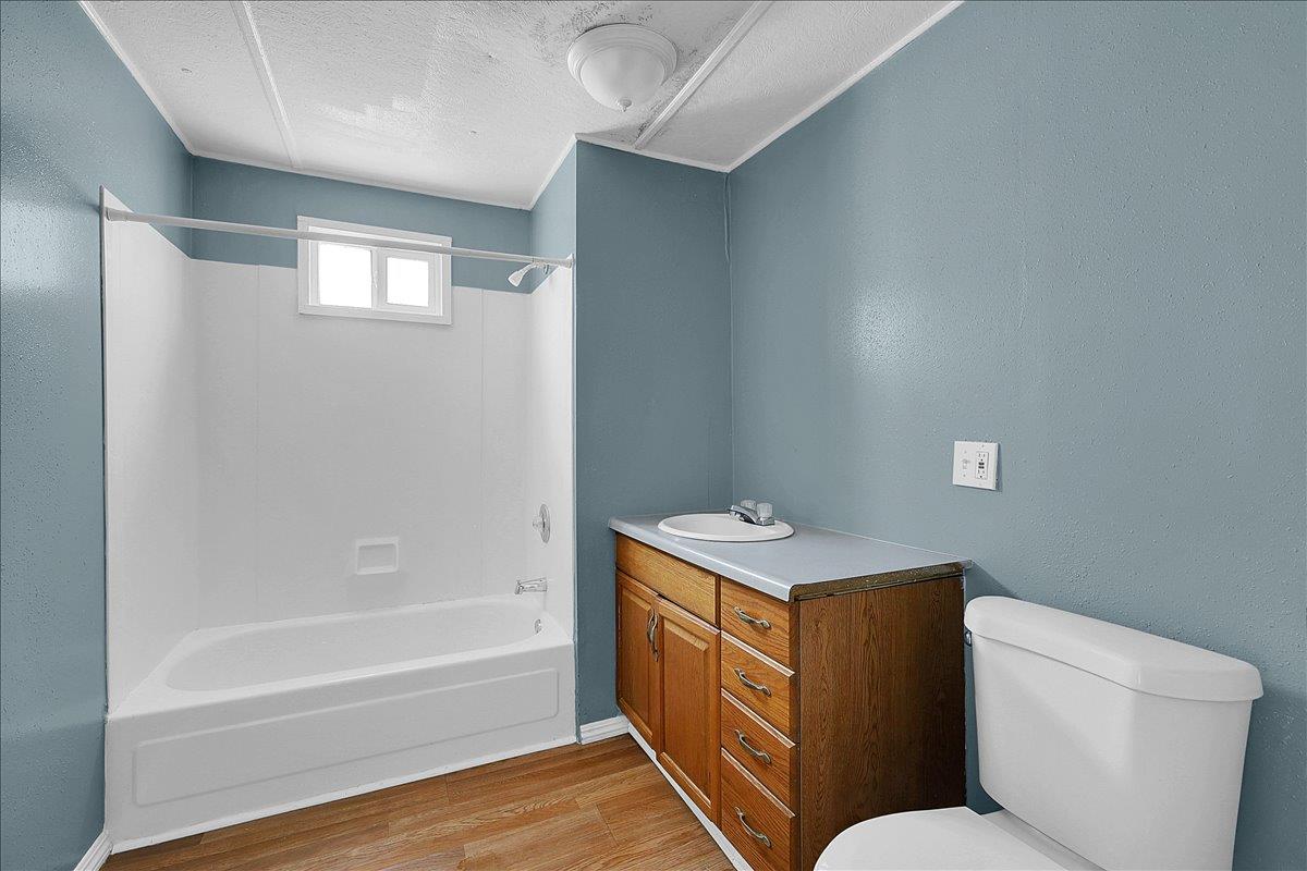 1523 North Beale Road, Unit 47 Marysville, CA 95901 - Photo 15 of 17 a bathroom with a toilet sink and bathtub