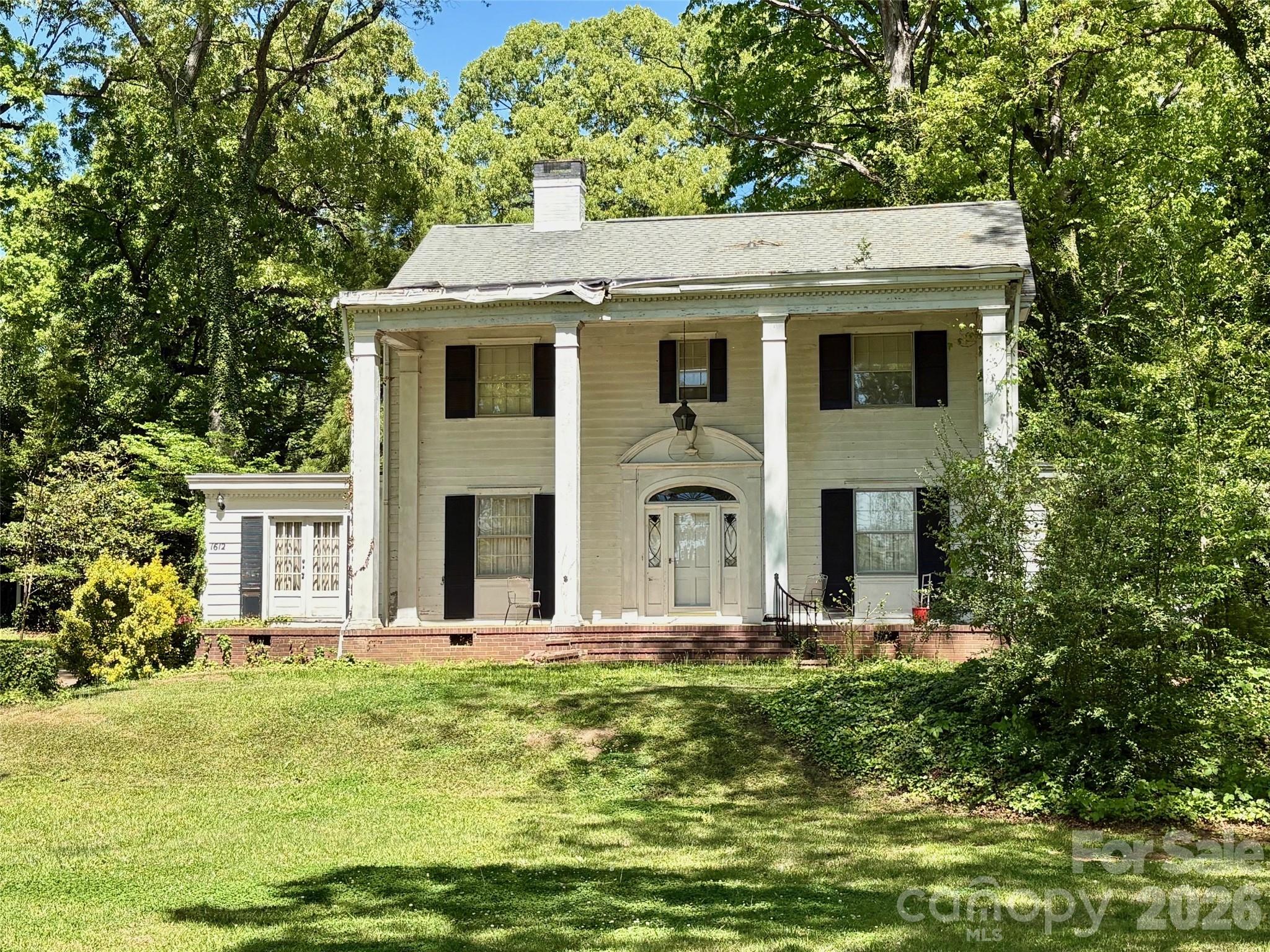 a front view of house with yard