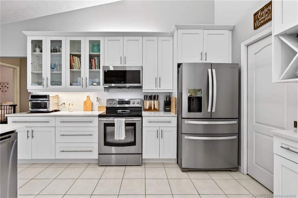 671 Southeast Pin Oak Terrace Stuart, FL 34997 - Photo 19 of 67 Beautifully updated kitchen