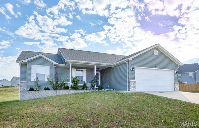 $304,600 | 708 Vicksburg Lane, Wright City, MO 63390