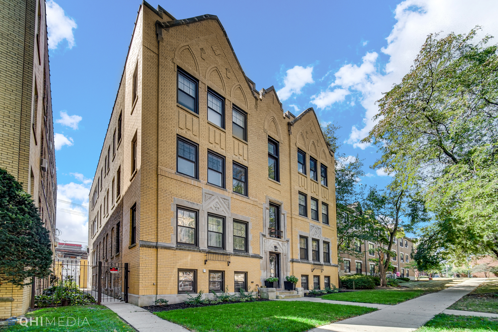 820 Dobson Street, Unit 2E Evanston, IL 60202 - Photo 2 of 19 a view of a building with a yard