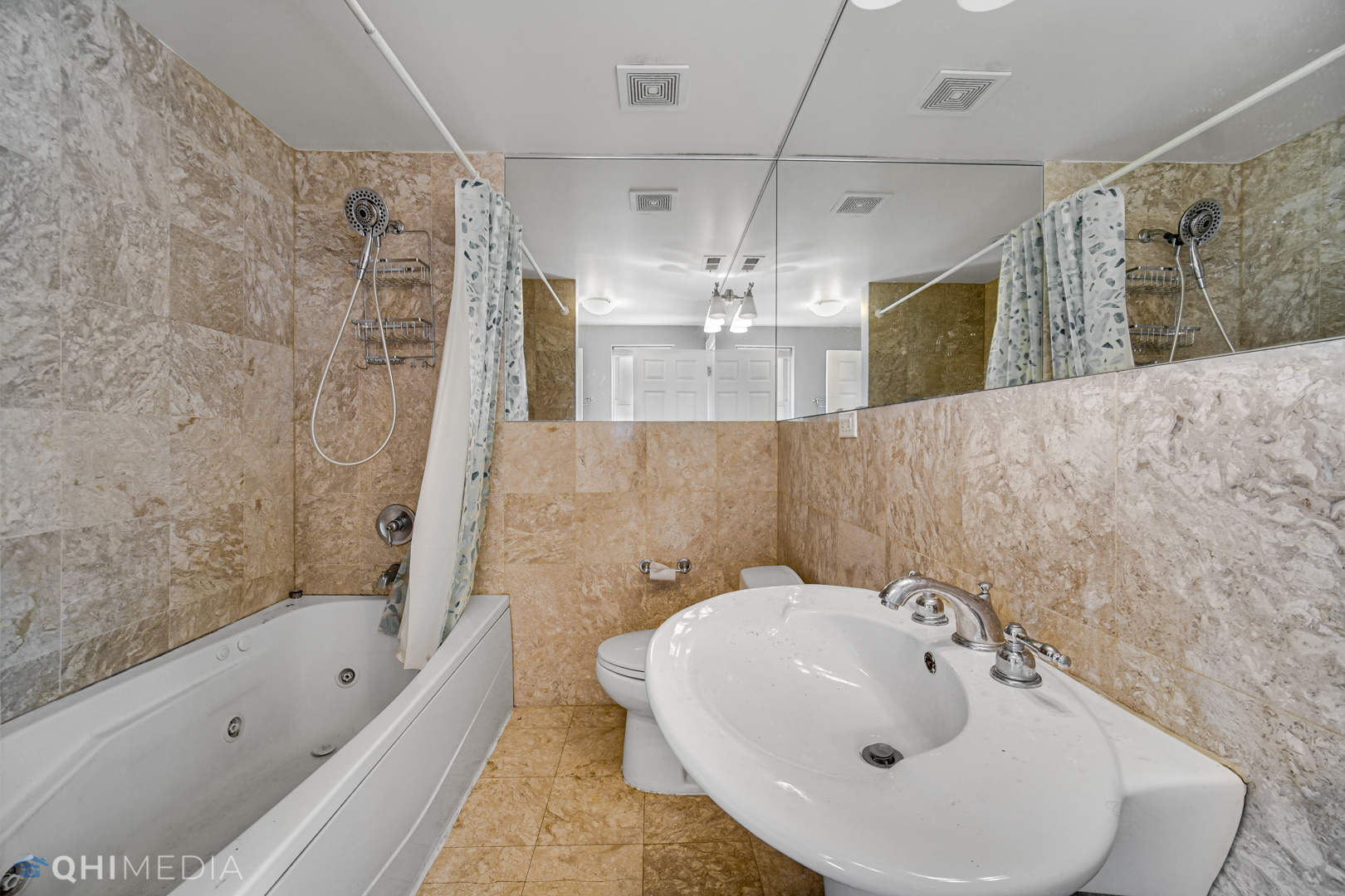 820 Dobson Street, Unit 2E Evanston, IL 60202 - Photo 6 of 19 a bathroom with a sink a toilet and bathtub