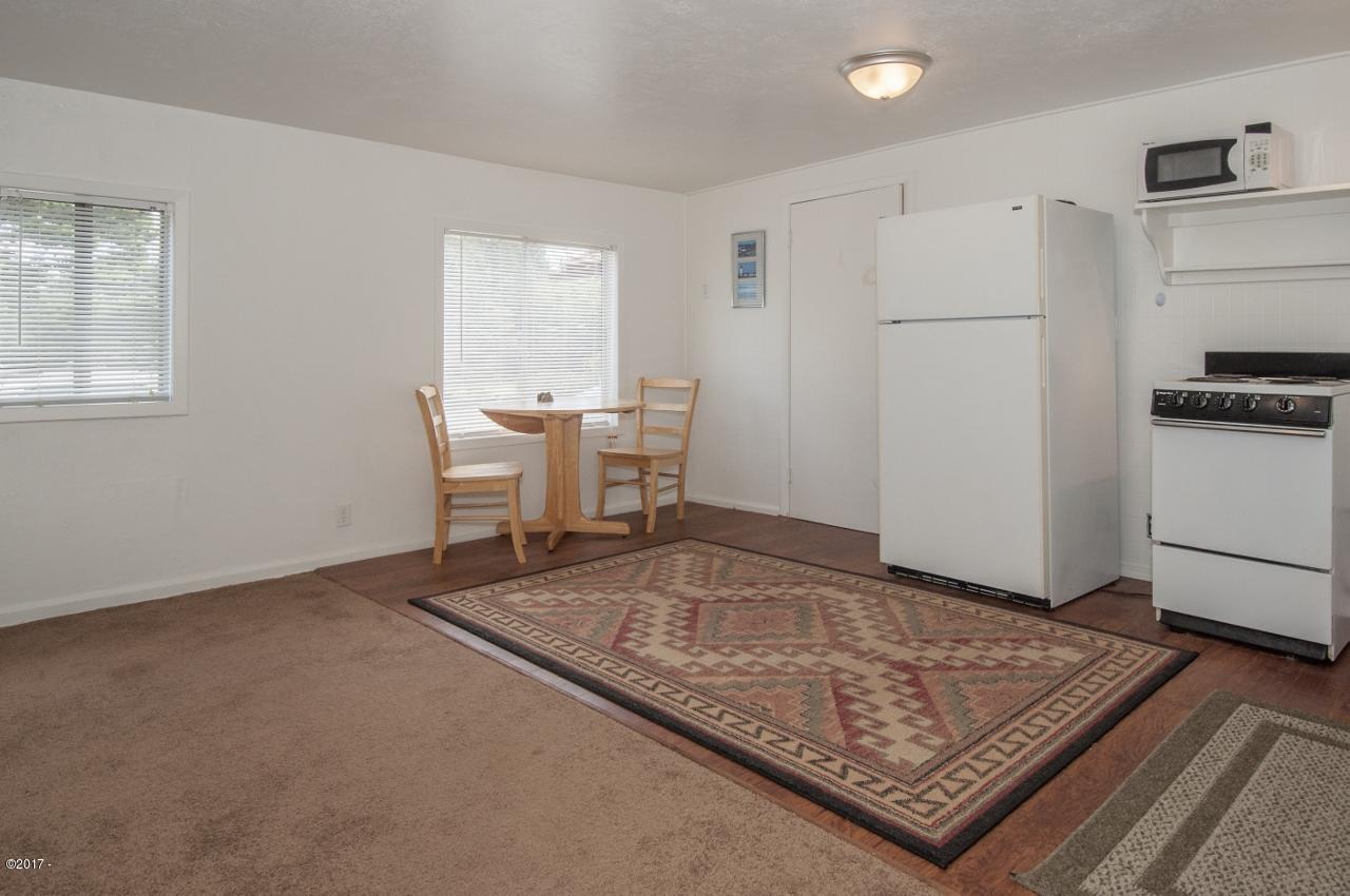 20 Graham Street Depoe Bay, OR 97341 - Photo 16 of 42 Unit 2 - View 3 (1280x850)