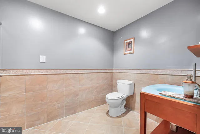 a bathroom with a toilet