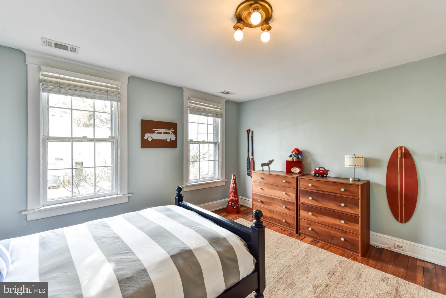 645 E Street Southeast Washington, DC 20003 - Photo 39 of 57 a bed room with a bed and a fish tank