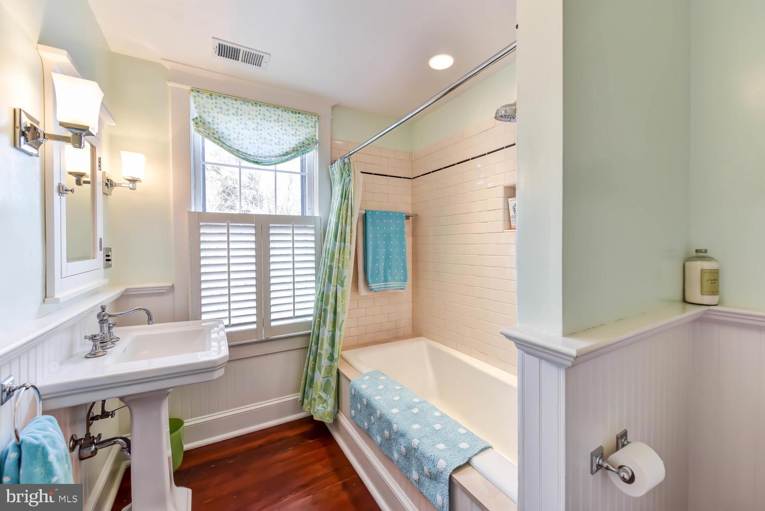645 E Street Southeast Washington, DC 20003 - Photo 41 of 57 a bathroom with a bathtub and a sink