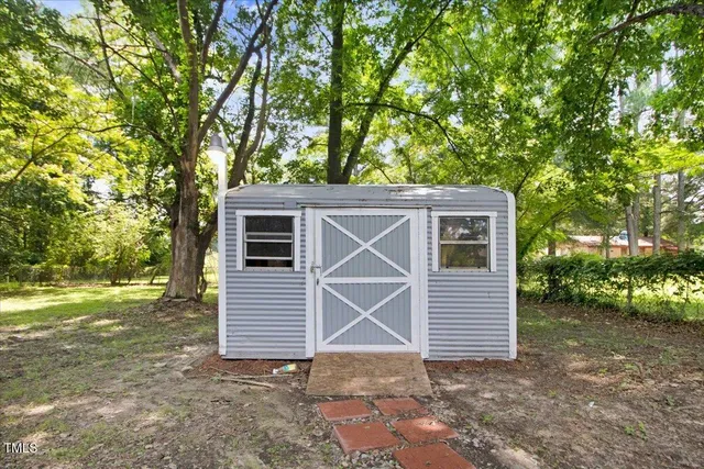 a view of a house with backyard