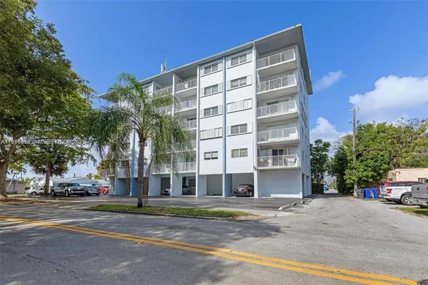 $1,700 | 1701 Washington Street, Unit 202, Hollywood, FL 33020