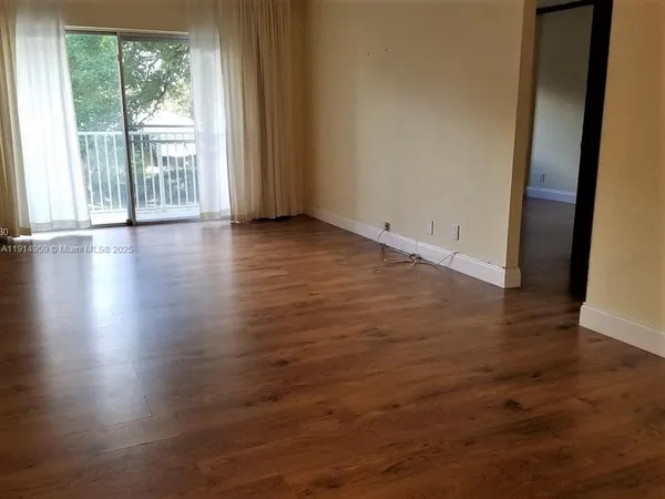 $1,700 | 1701 Washington Street, Unit 202, Hollywood, FL 33020